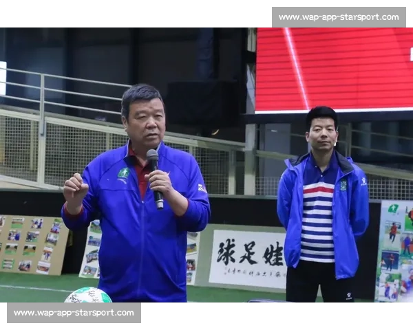 河南足球教父画像遭泼红漆 成都球迷极端行为引发公愤