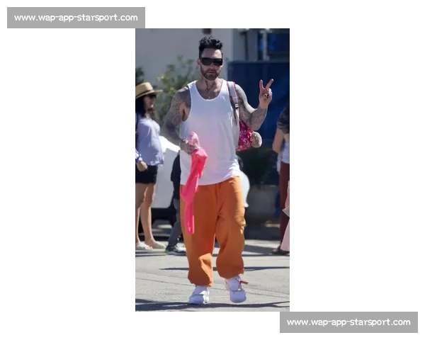 郑钦文柏林街拍:紫色网球包配 Labubu 玩偶,赛场外的个性符号